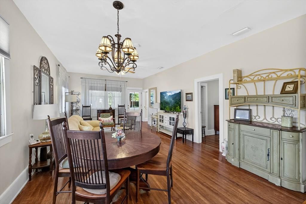 For Sale: $315,000 (2 beds, 1 baths, 864 Square Feet)