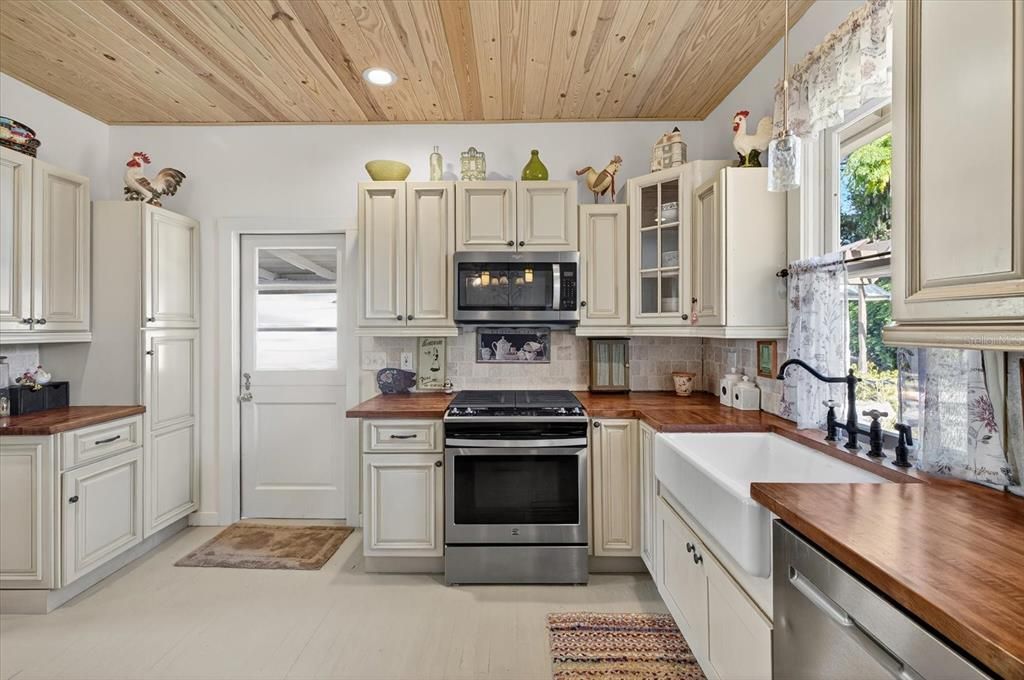 For Sale: $315,000 (2 beds, 1 baths, 864 Square Feet)