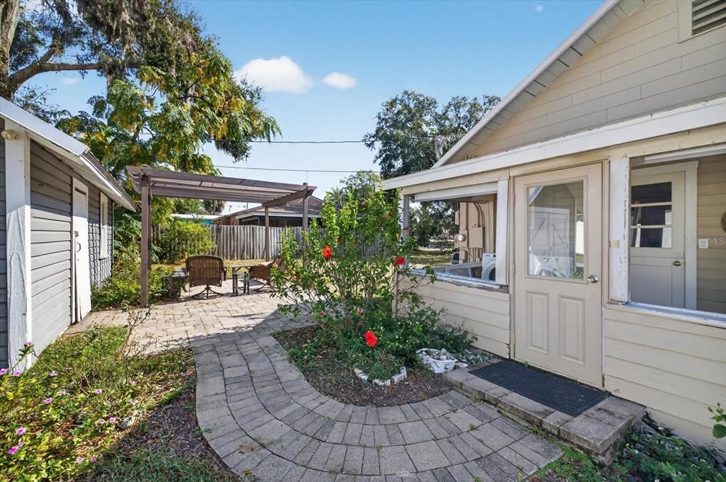 For Sale: $315,000 (2 beds, 1 baths, 864 Square Feet)