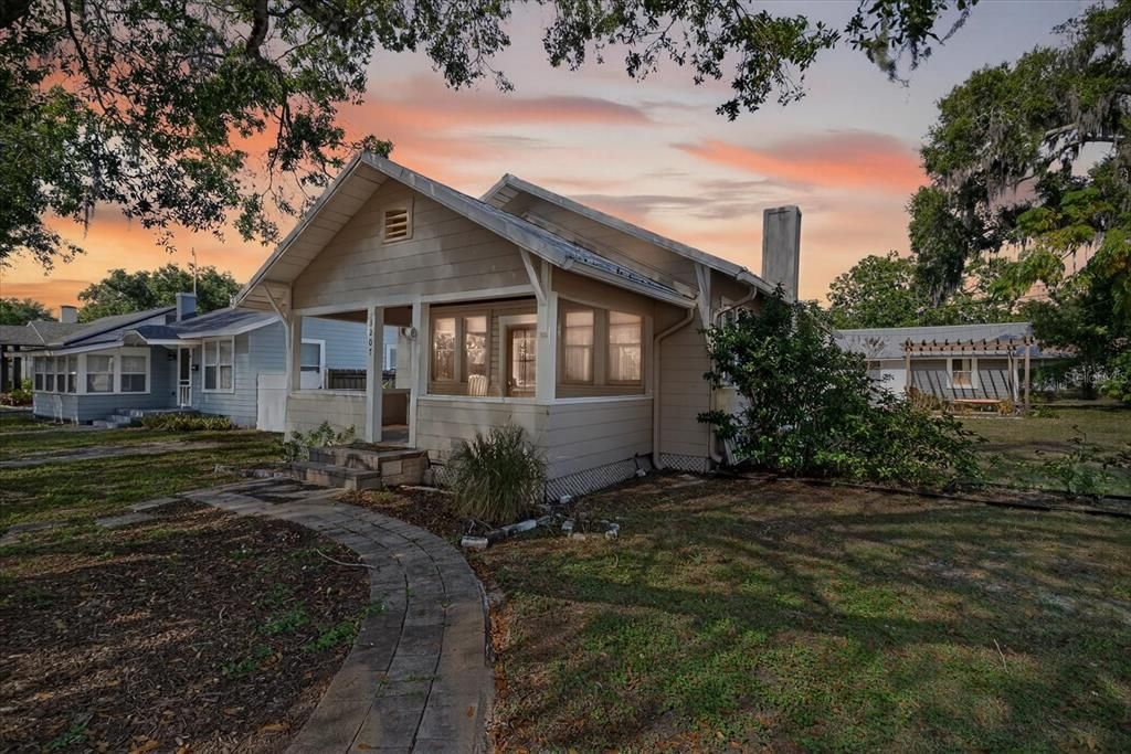 For Sale: $315,000 (2 beds, 1 baths, 864 Square Feet)