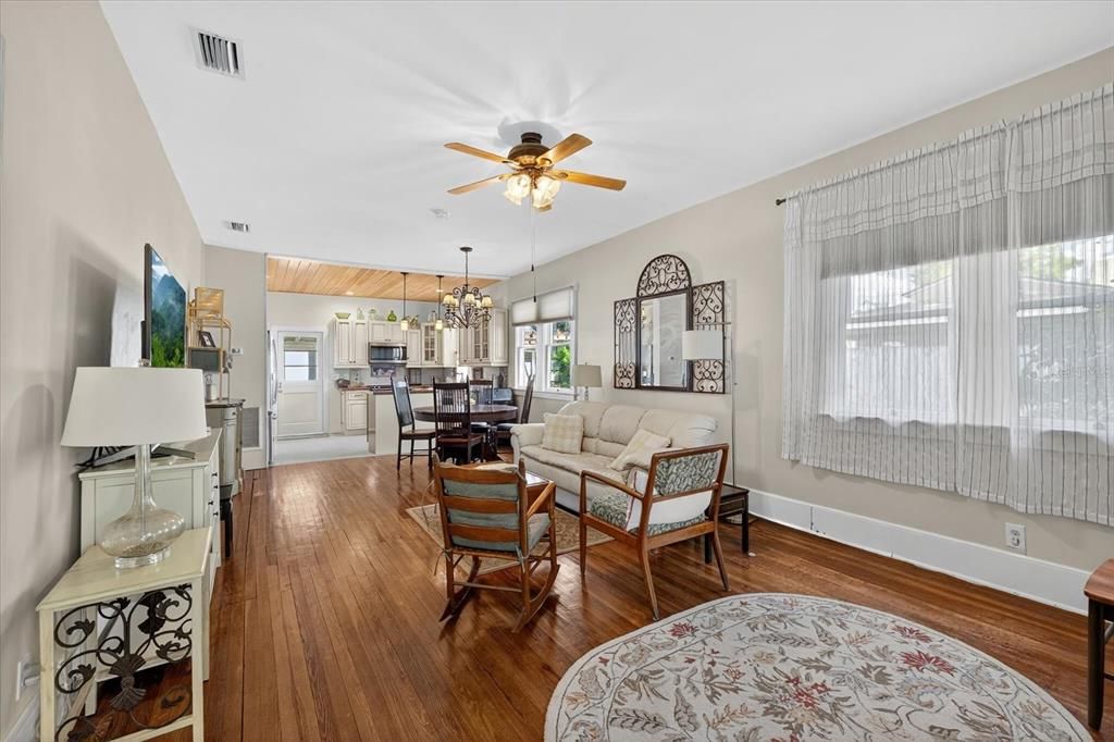 For Sale: $315,000 (2 beds, 1 baths, 864 Square Feet)