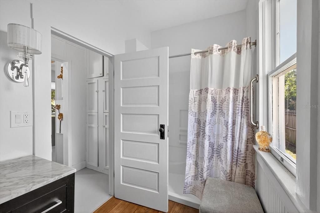 For Sale: $315,000 (2 beds, 1 baths, 864 Square Feet)