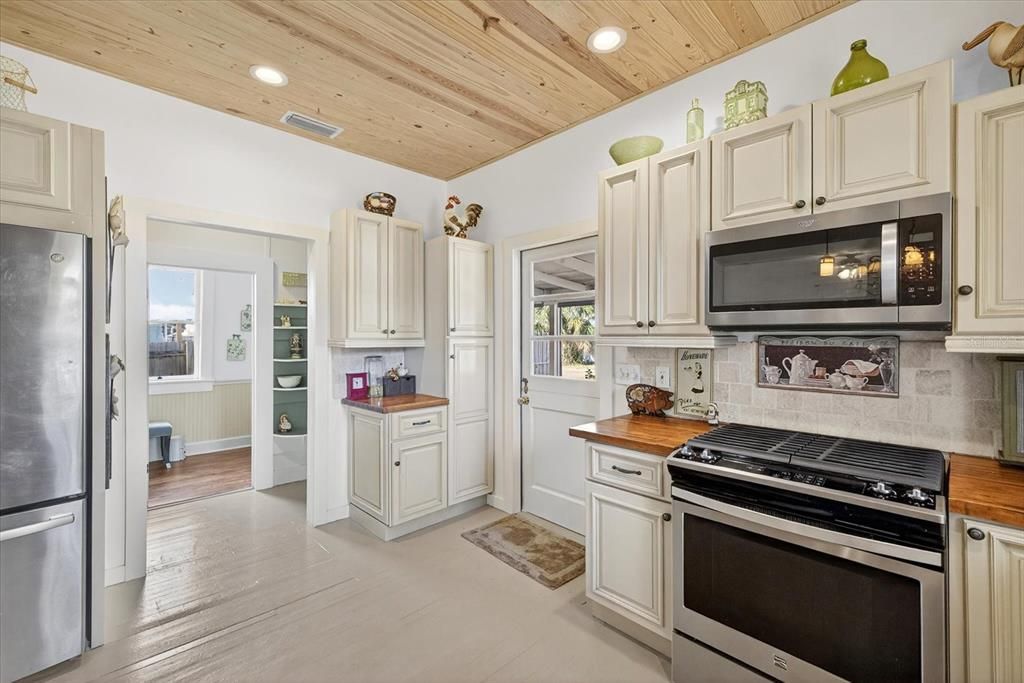 For Sale: $315,000 (2 beds, 1 baths, 864 Square Feet)