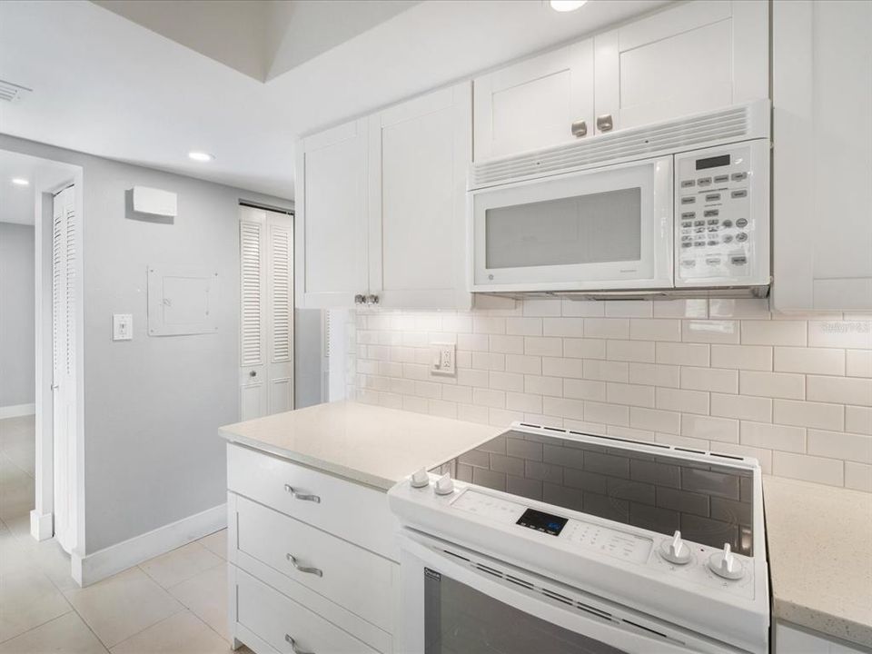 For Sale: $197,777 (1 beds, 1 baths, 756 Square Feet)