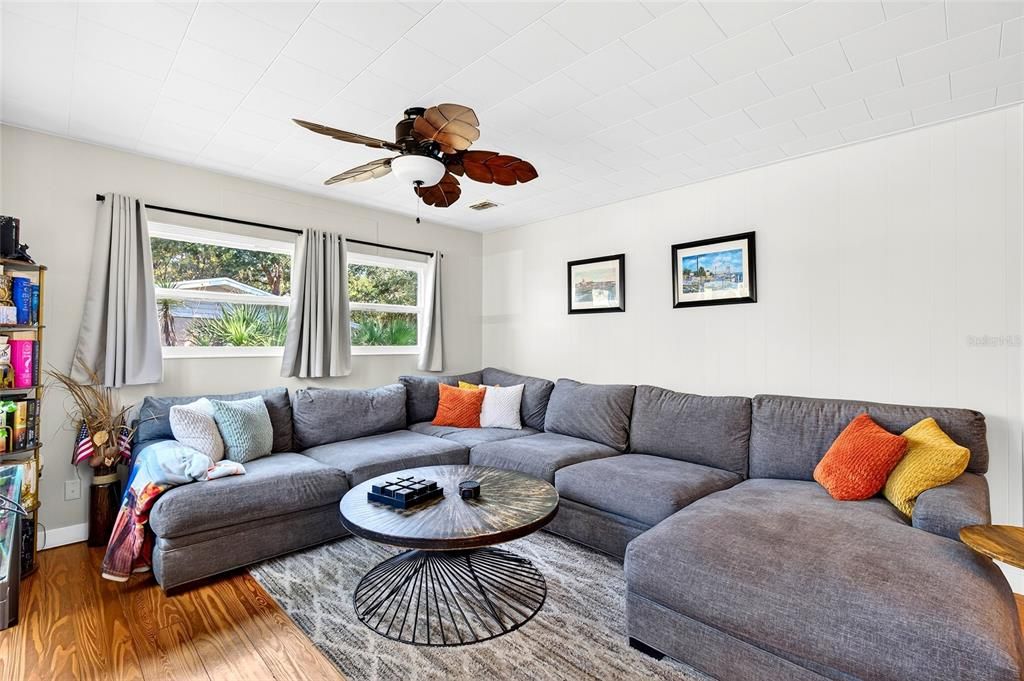 Active With Contract: $165,000 (2 beds, 1 baths, 936 Square Feet)