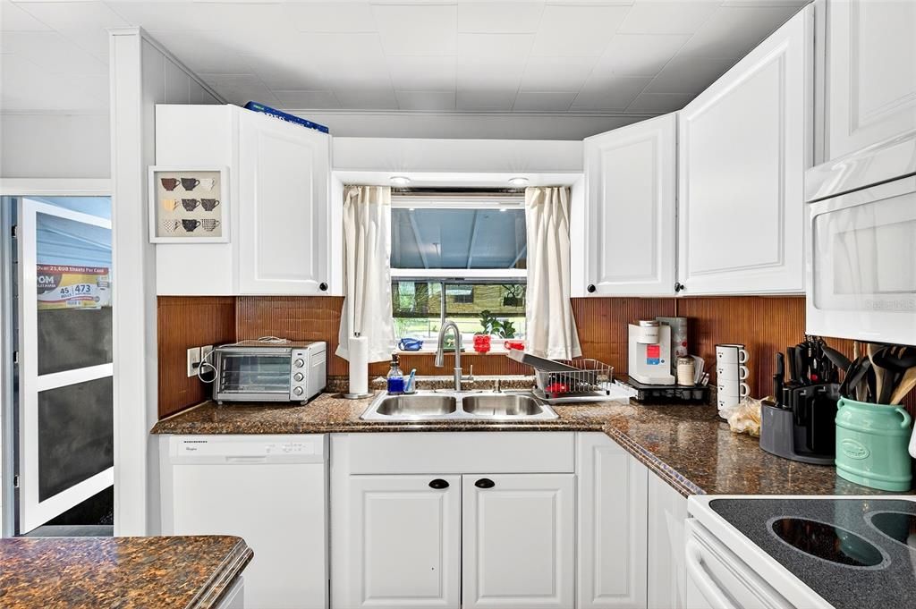 Active With Contract: $165,000 (2 beds, 1 baths, 936 Square Feet)