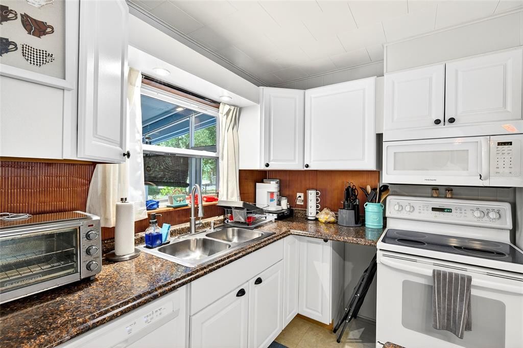 Active With Contract: $165,000 (2 beds, 1 baths, 936 Square Feet)