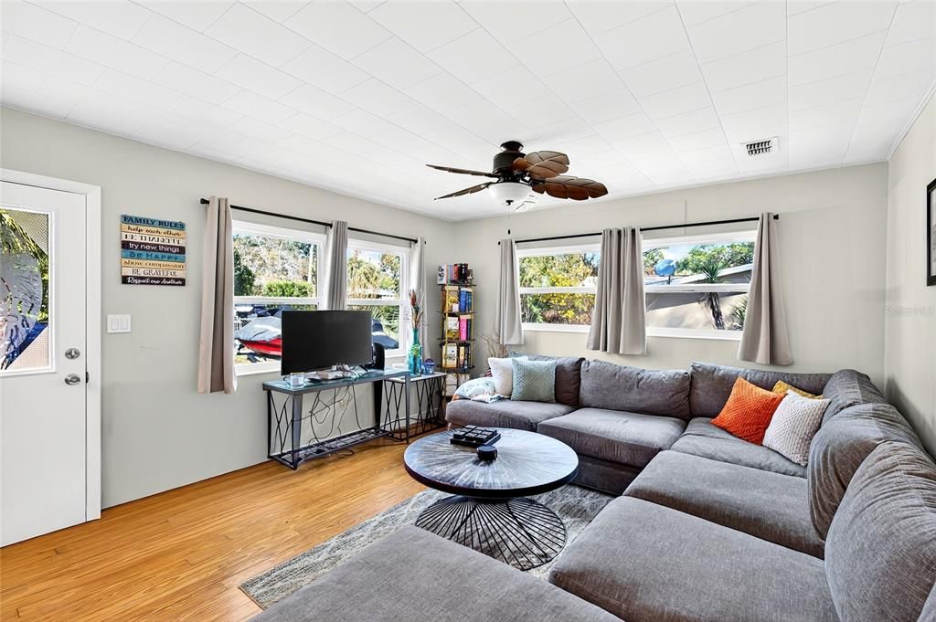 Active With Contract: $165,000 (2 beds, 1 baths, 936 Square Feet)