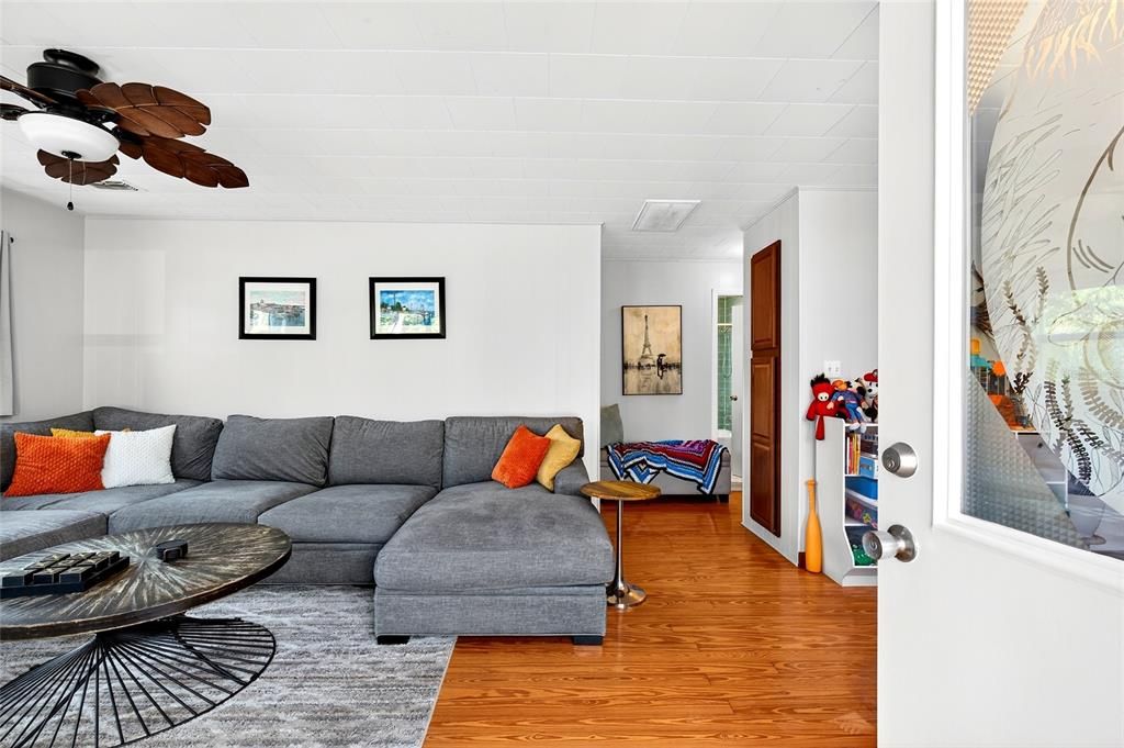 Active With Contract: $165,000 (2 beds, 1 baths, 936 Square Feet)