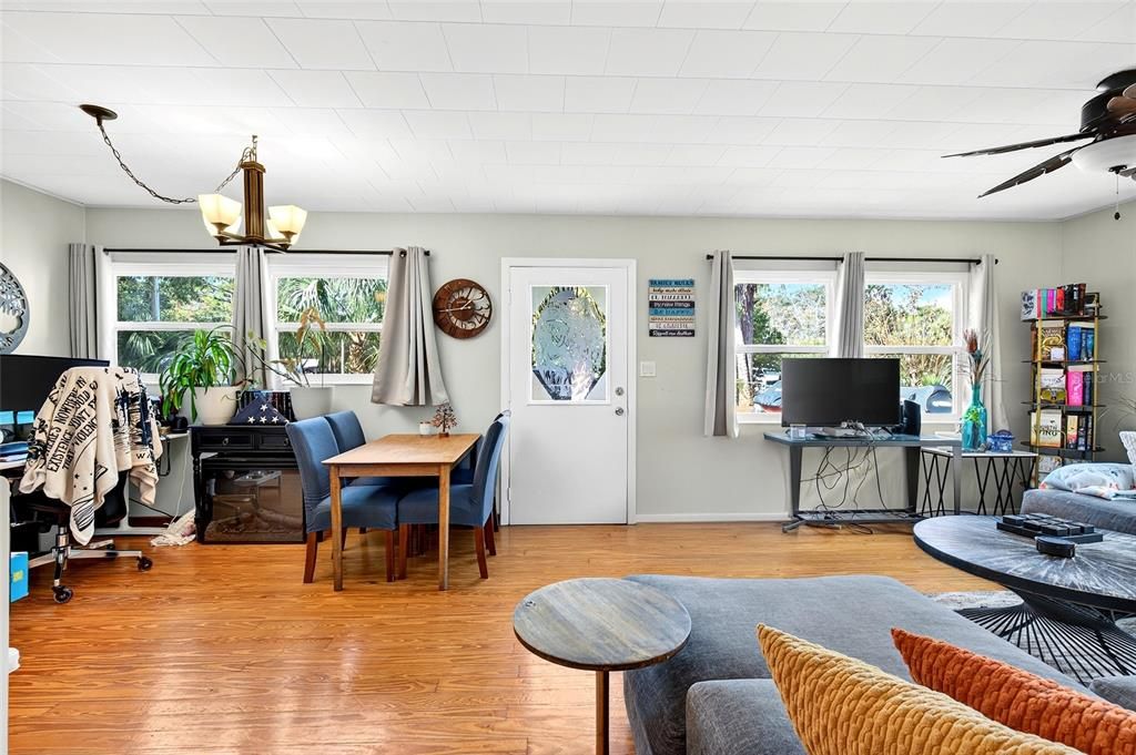 Active With Contract: $165,000 (2 beds, 1 baths, 936 Square Feet)