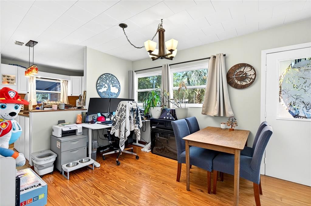 Active With Contract: $165,000 (2 beds, 1 baths, 936 Square Feet)