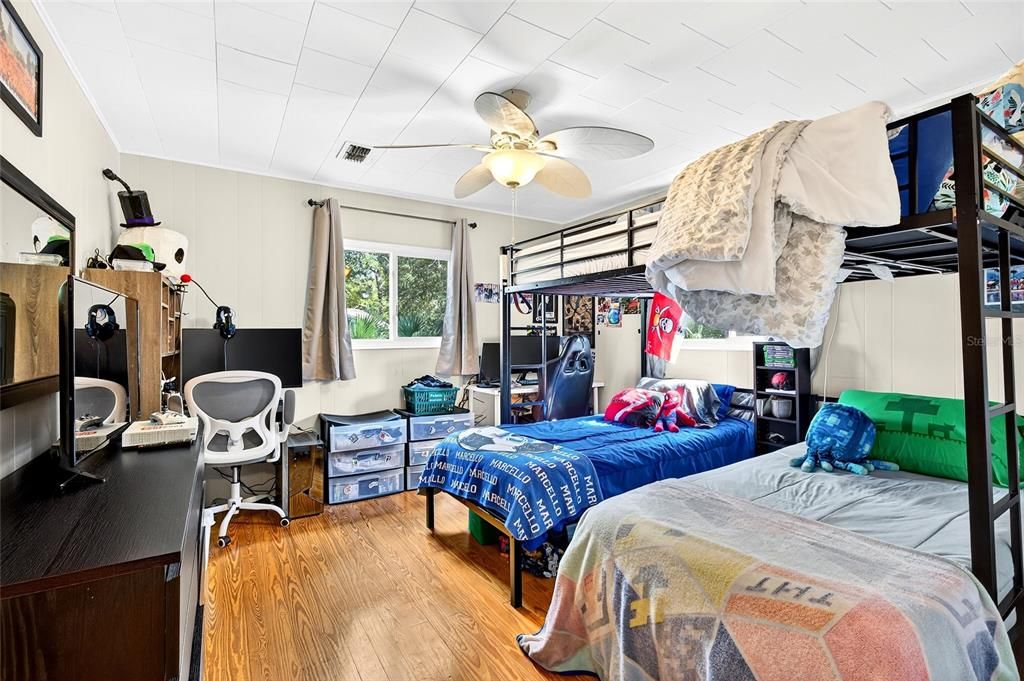 Active With Contract: $165,000 (2 beds, 1 baths, 936 Square Feet)