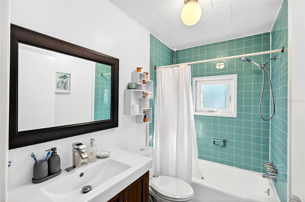 Active With Contract: $165,000 (2 beds, 1 baths, 936 Square Feet)