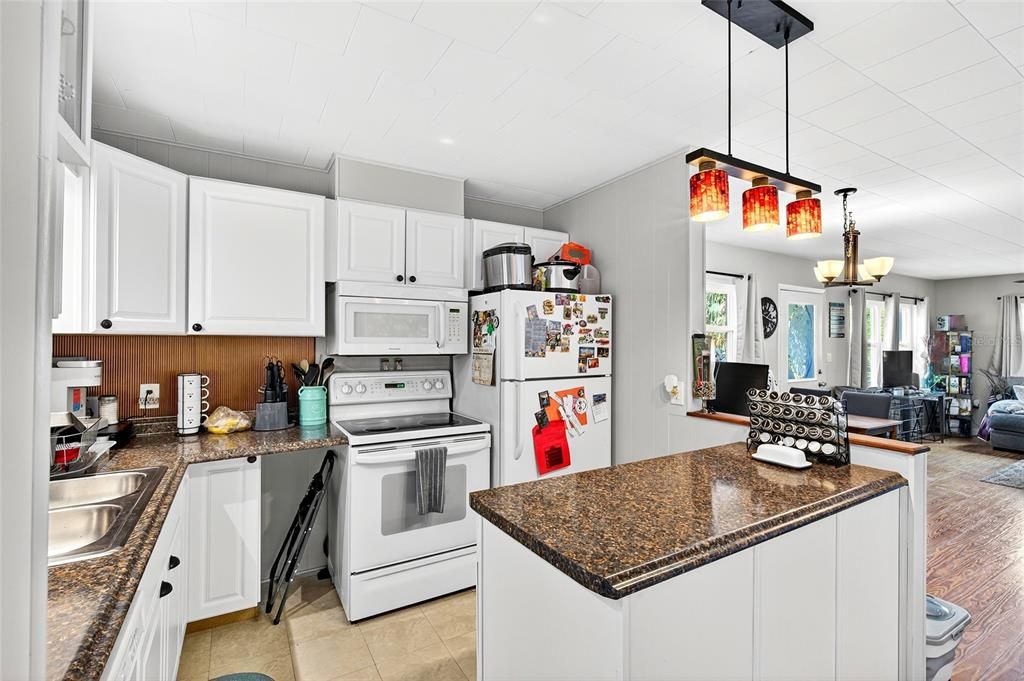 Active With Contract: $165,000 (2 beds, 1 baths, 936 Square Feet)