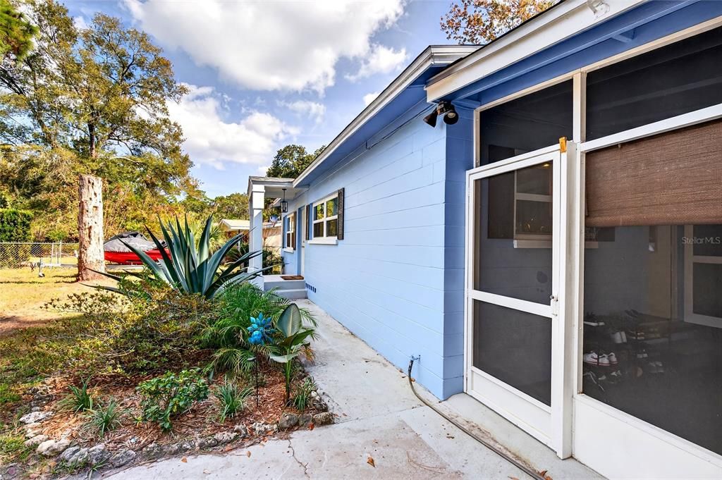 Active With Contract: $165,000 (2 beds, 1 baths, 936 Square Feet)