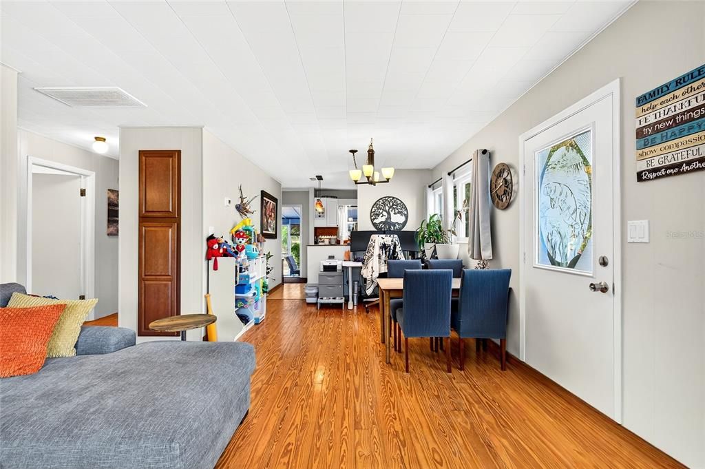 Active With Contract: $165,000 (2 beds, 1 baths, 936 Square Feet)