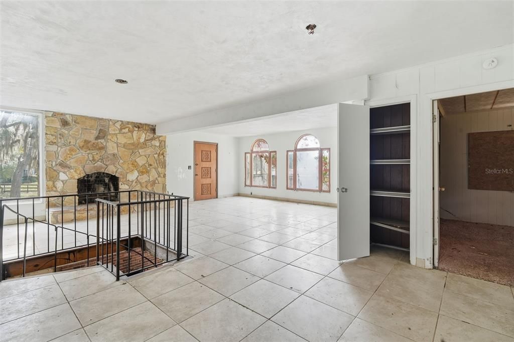 待售: $299,000 (4 贝兹, 3 浴室, 3012 平方英尺)