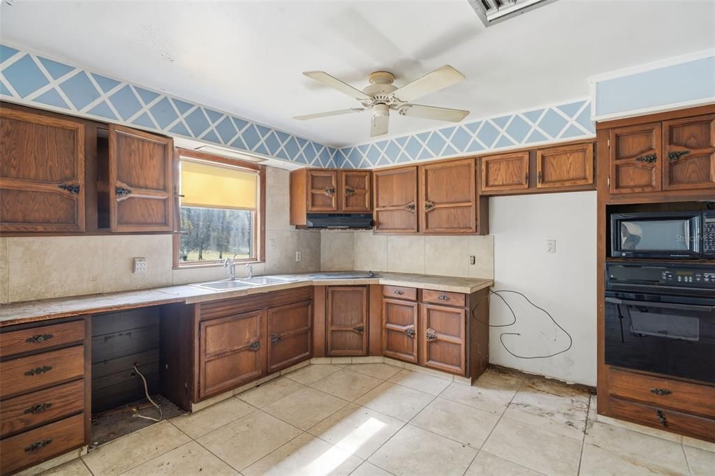 待售: $299,000 (4 贝兹, 3 浴室, 3012 平方英尺)