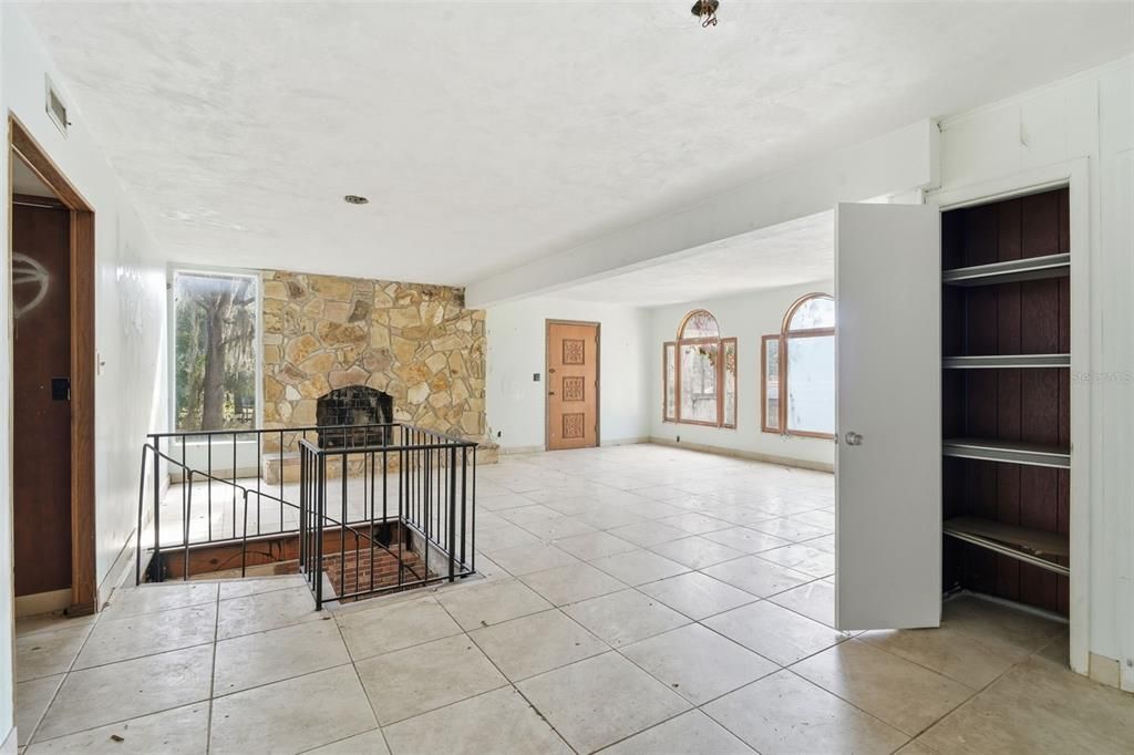 待售: $299,000 (4 贝兹, 3 浴室, 3012 平方英尺)