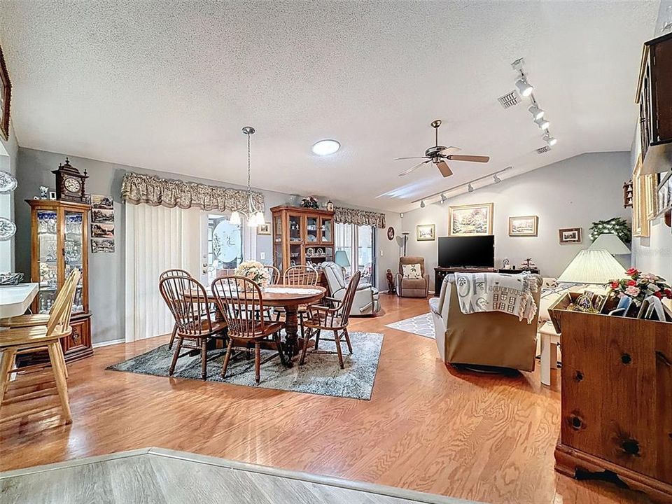 Active With Contract: $259,900 (2 beds, 2 baths, 1280 Square Feet)