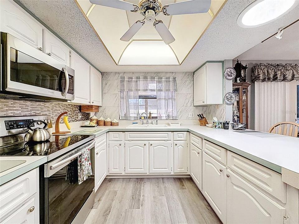 Active With Contract: $259,900 (2 beds, 2 baths, 1280 Square Feet)