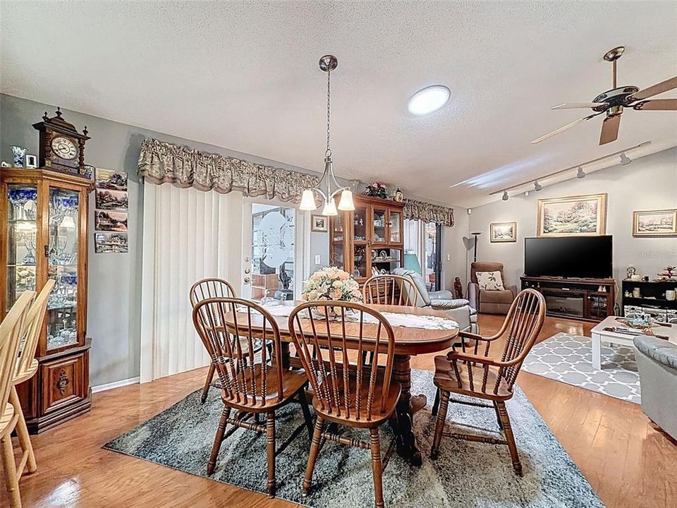 Active With Contract: $259,900 (2 beds, 2 baths, 1280 Square Feet)