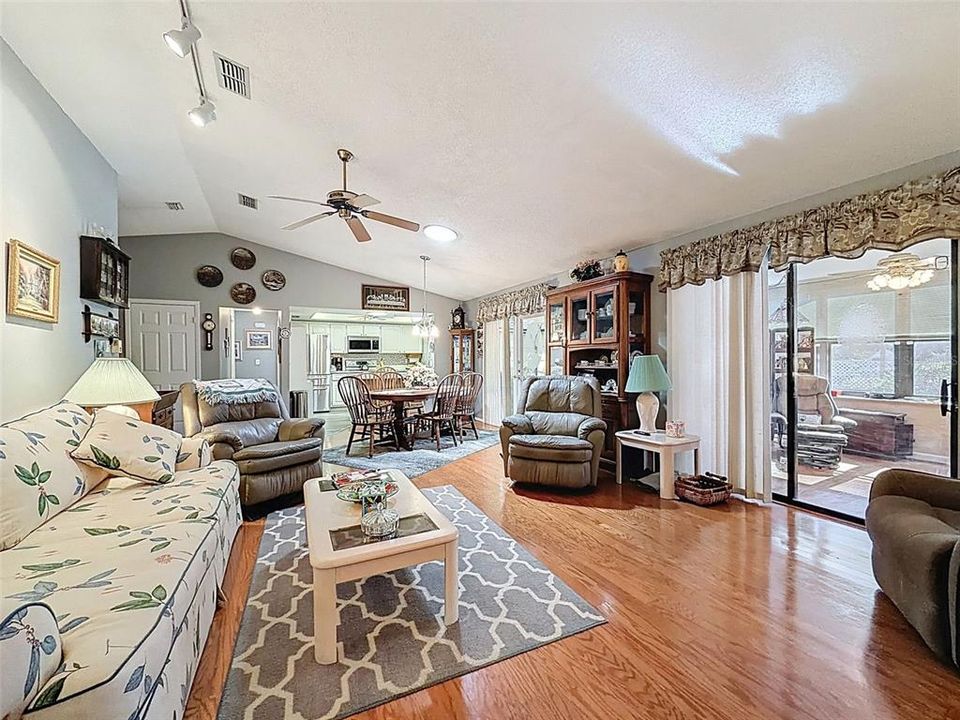 Active With Contract: $259,900 (2 beds, 2 baths, 1280 Square Feet)