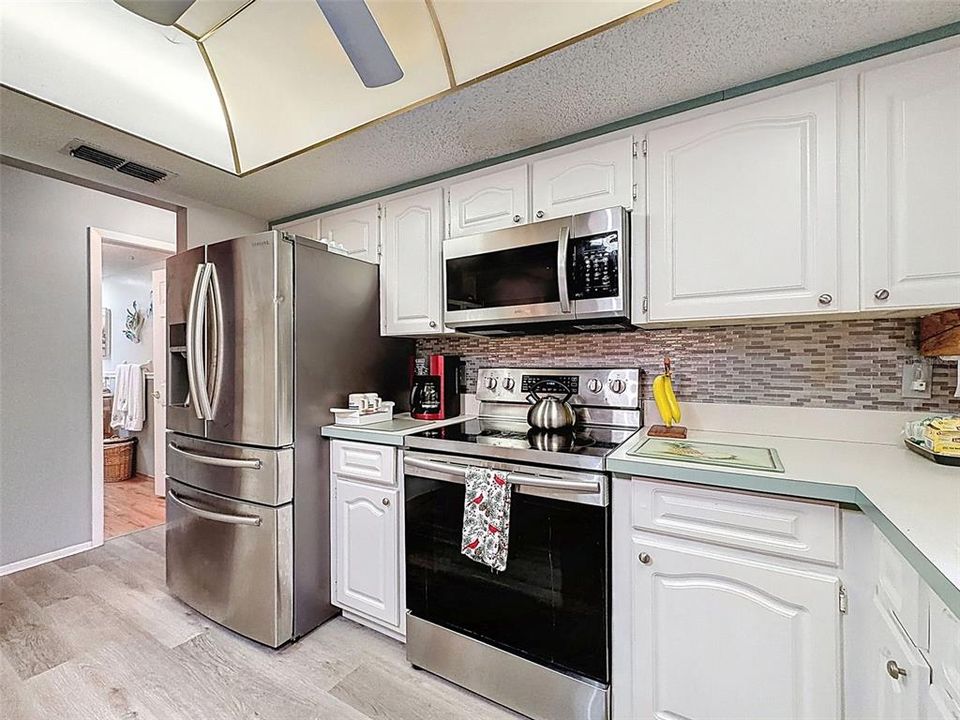 Active With Contract: $259,900 (2 beds, 2 baths, 1280 Square Feet)