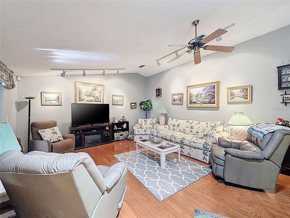 Active With Contract: $259,900 (2 beds, 2 baths, 1280 Square Feet)