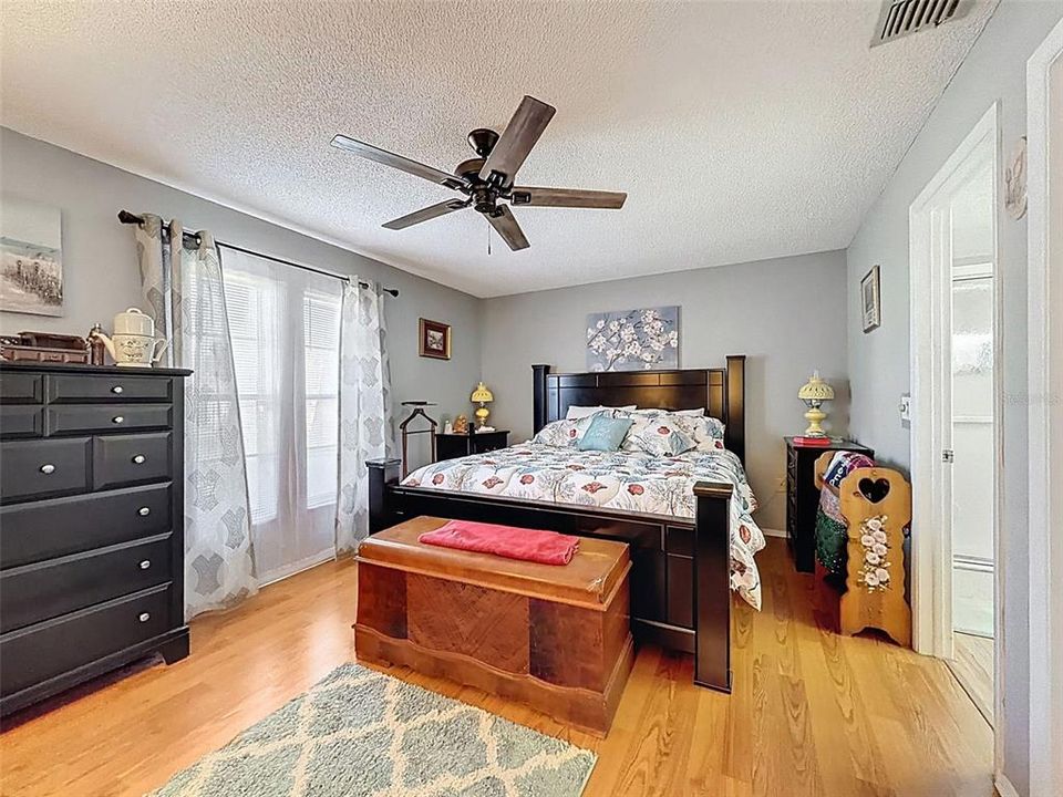 Active With Contract: $259,900 (2 beds, 2 baths, 1280 Square Feet)