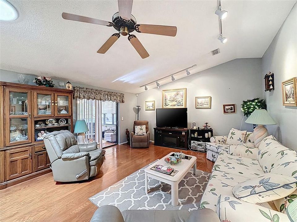 Active With Contract: $259,900 (2 beds, 2 baths, 1280 Square Feet)