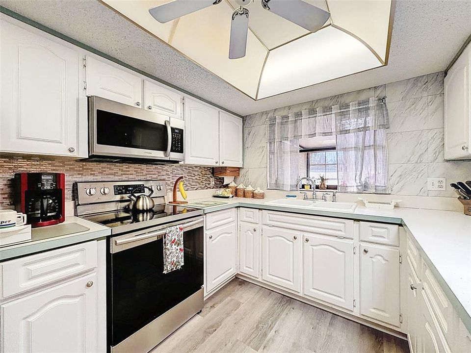 Active With Contract: $259,900 (2 beds, 2 baths, 1280 Square Feet)