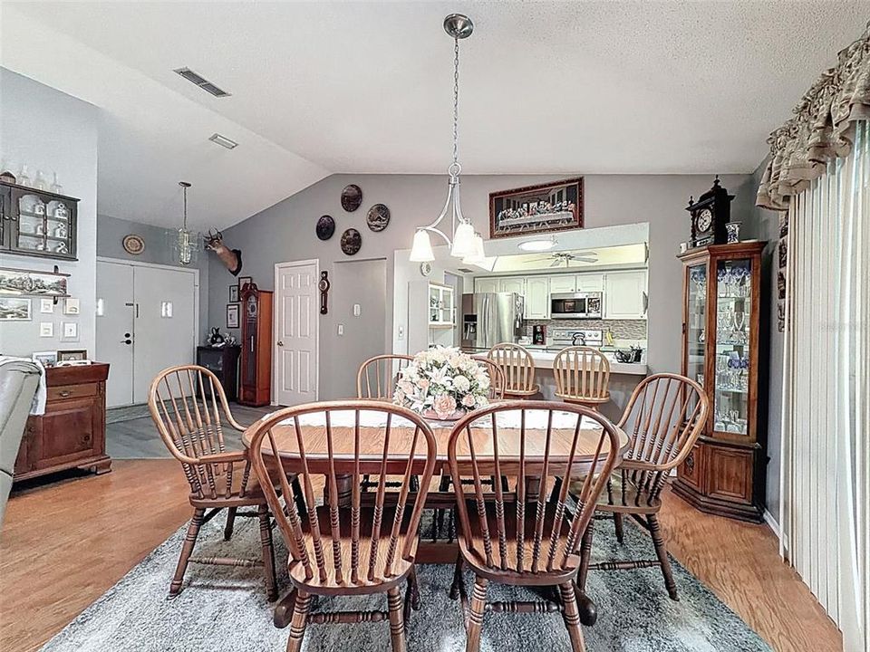 Active With Contract: $259,900 (2 beds, 2 baths, 1280 Square Feet)