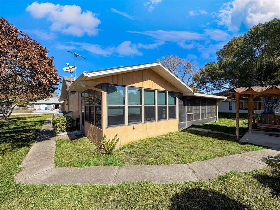 Active With Contract: $259,900 (2 beds, 2 baths, 1280 Square Feet)