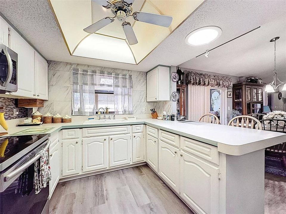 Active With Contract: $259,900 (2 beds, 2 baths, 1280 Square Feet)