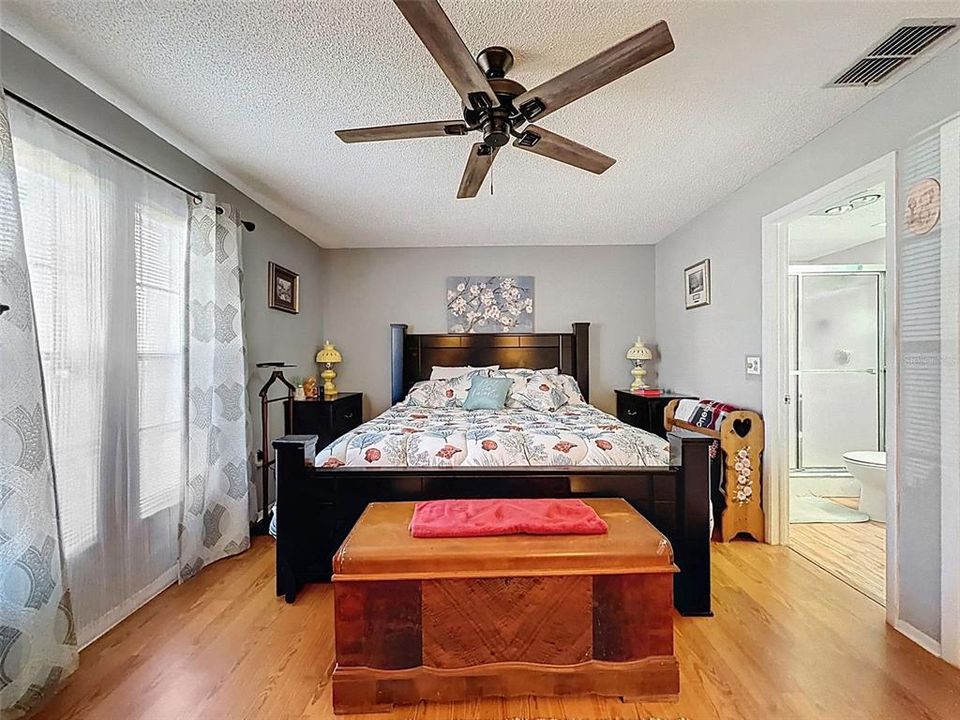 Active With Contract: $259,900 (2 beds, 2 baths, 1280 Square Feet)