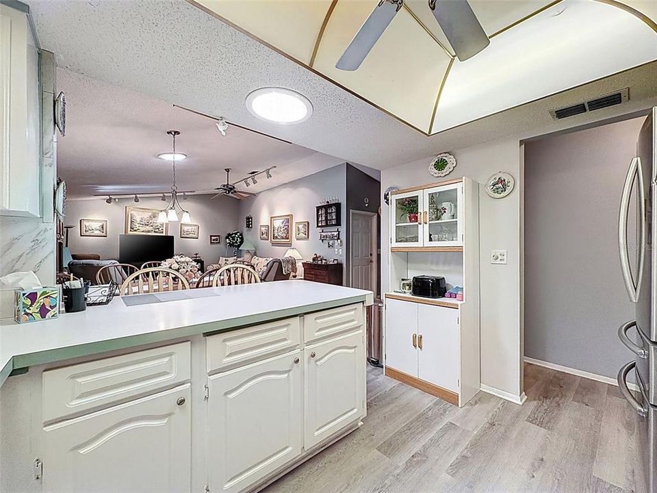 Active With Contract: $259,900 (2 beds, 2 baths, 1280 Square Feet)