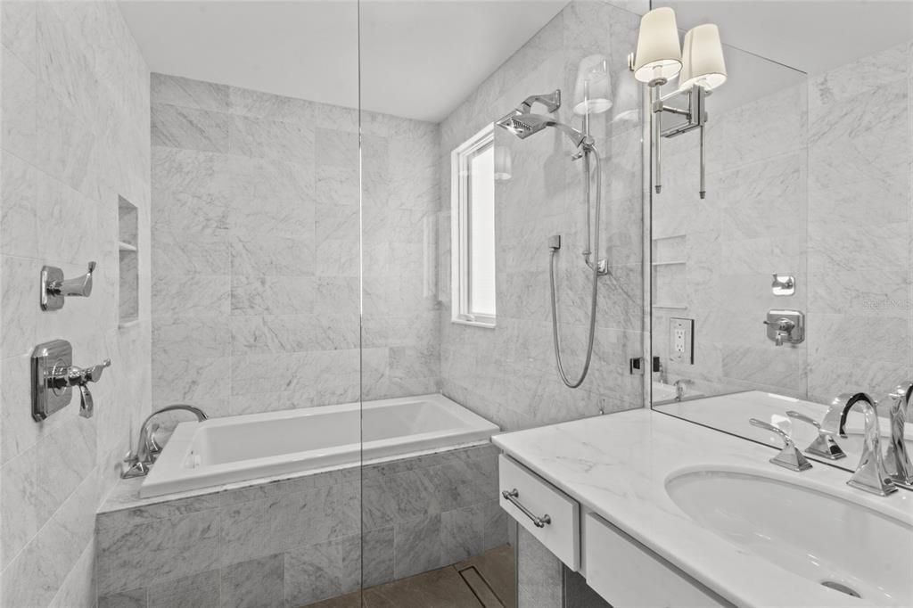 For Sale: $840,000 (3 beds, 3 baths, 1387 Square Feet)