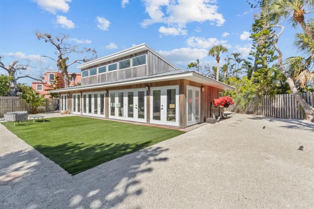 For Sale: $840,000 (3 beds, 3 baths, 1387 Square Feet)