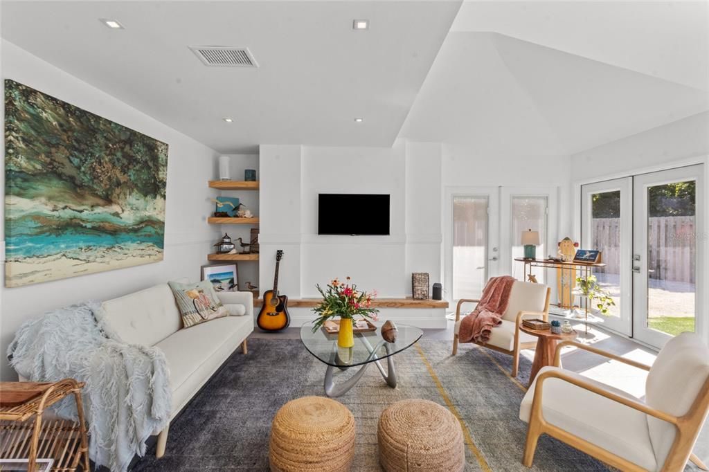 For Sale: $840,000 (3 beds, 3 baths, 1387 Square Feet)