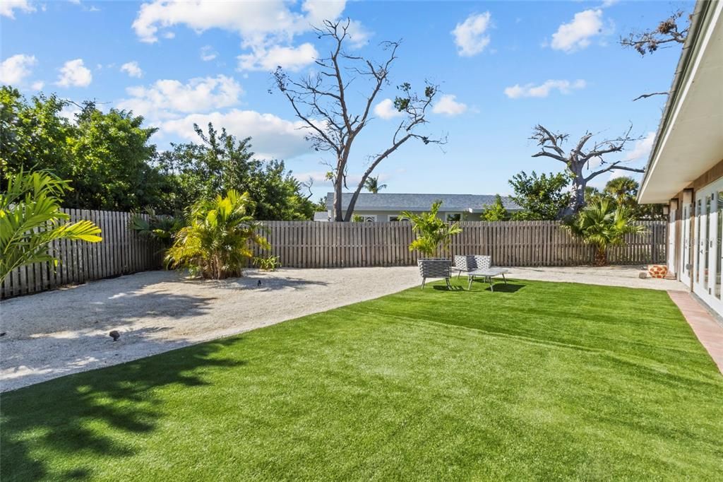 For Sale: $840,000 (3 beds, 3 baths, 1387 Square Feet)