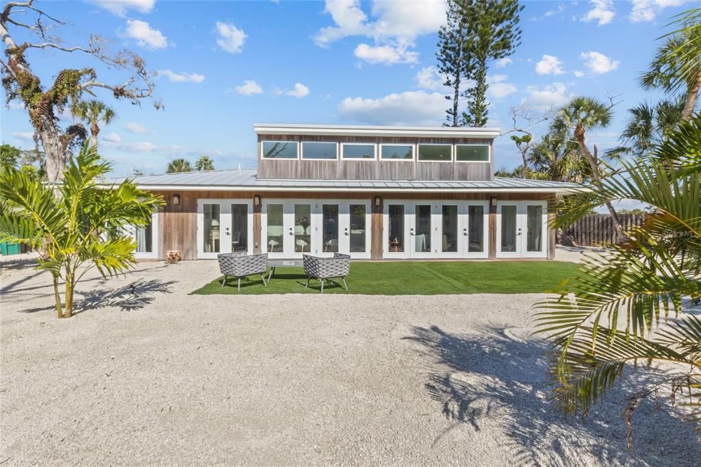 For Sale: $840,000 (3 beds, 3 baths, 1387 Square Feet)