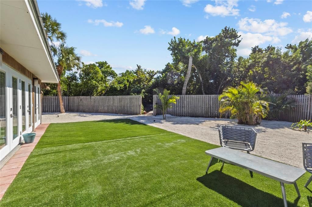 For Sale: $840,000 (3 beds, 3 baths, 1387 Square Feet)