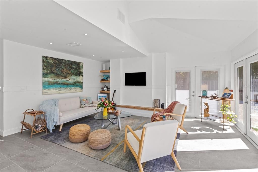 For Sale: $840,000 (3 beds, 3 baths, 1387 Square Feet)