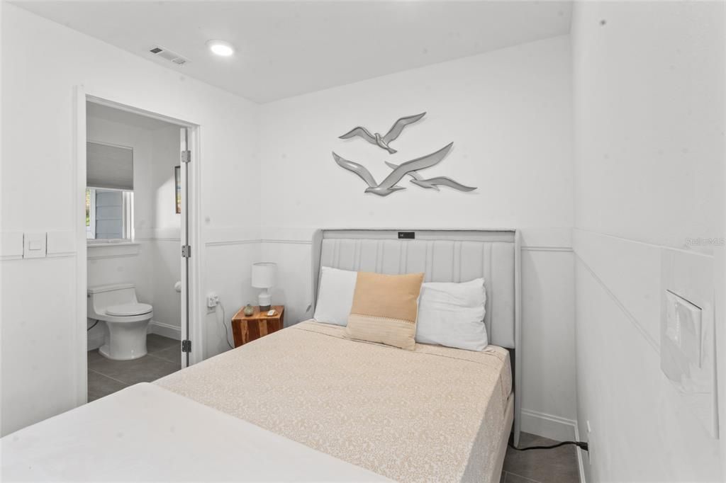 For Sale: $840,000 (3 beds, 3 baths, 1387 Square Feet)