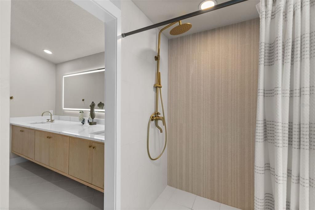 En Venta: $699,000 (5 camas, 3 baños, 2810 Pies cuadrados)