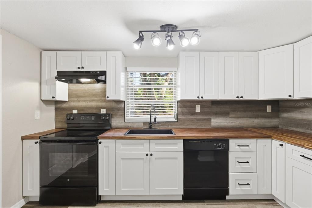 For Sale: $315,000 (3 beds, 1 baths, 921 Square Feet)