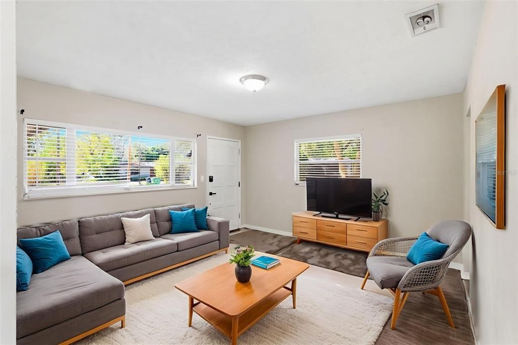 For Sale: $315,000 (3 beds, 1 baths, 921 Square Feet)