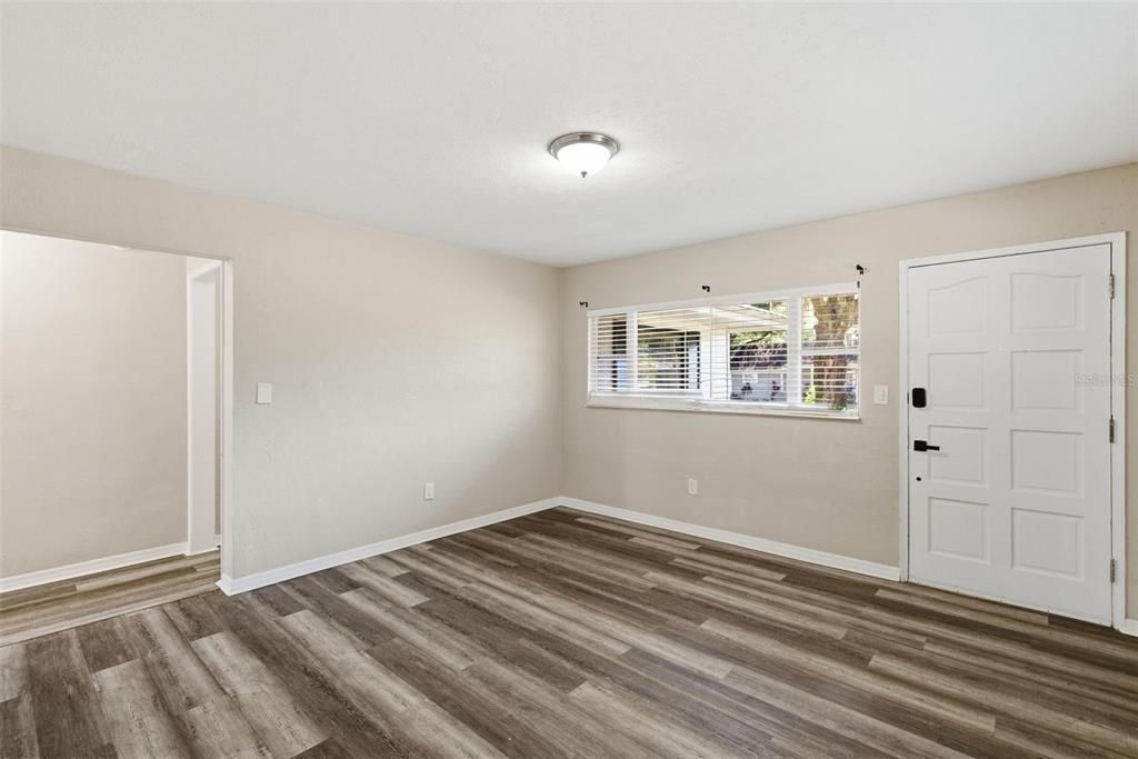 For Sale: $315,000 (3 beds, 1 baths, 921 Square Feet)