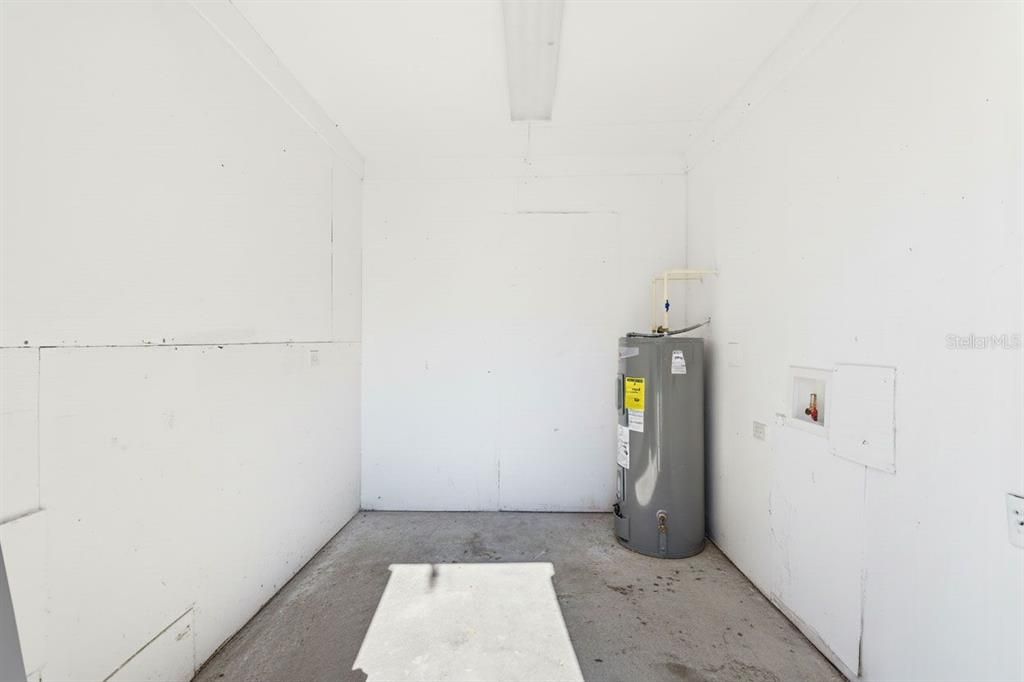 For Sale: $315,000 (3 beds, 1 baths, 921 Square Feet)